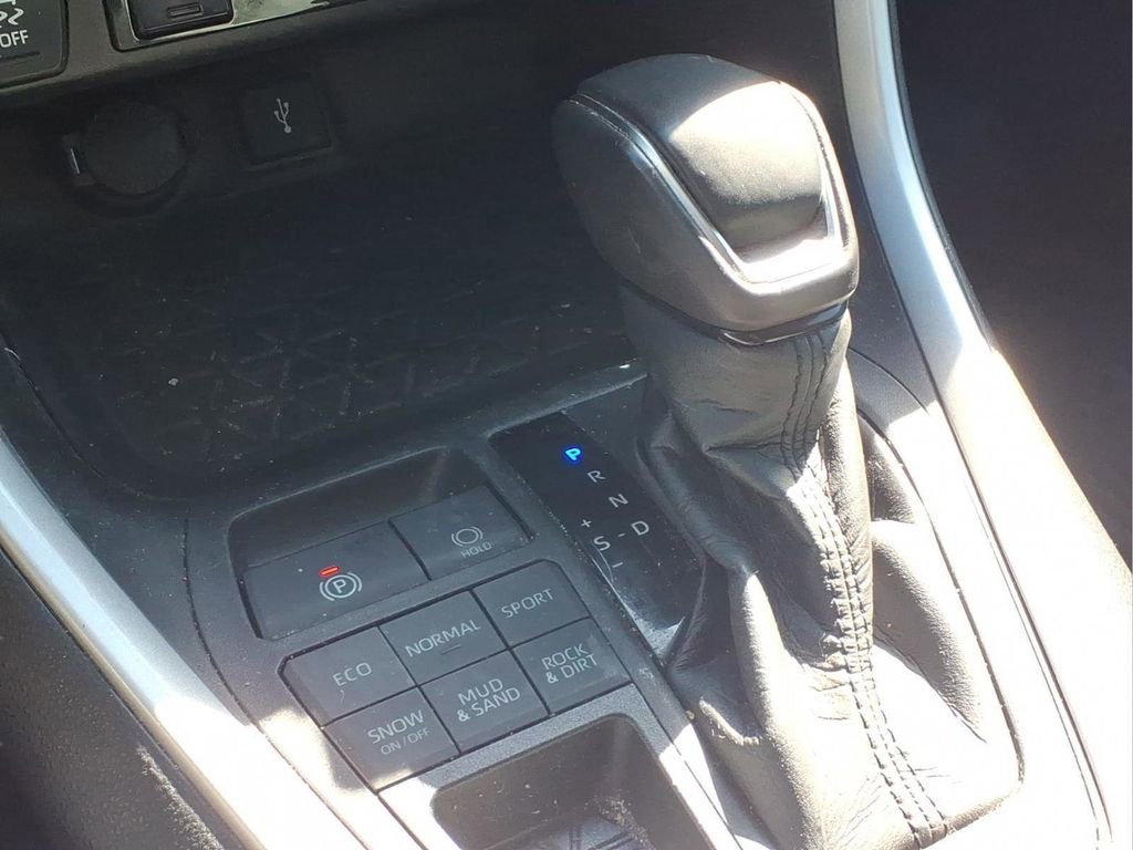 Used 2021 Toyota RAV4 XLE Premium image 10