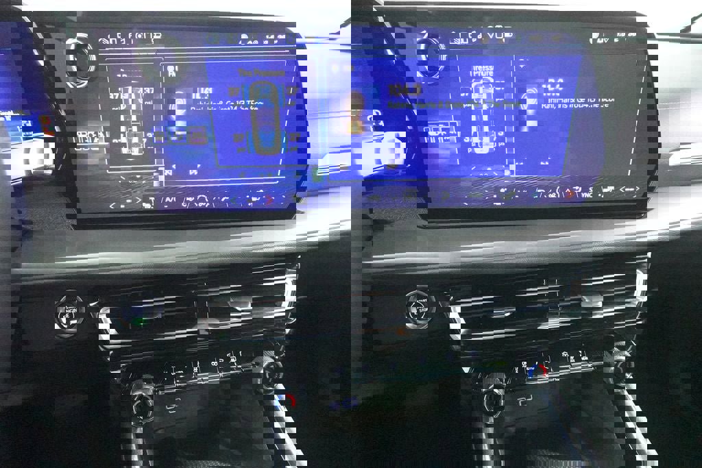 Used 2024 Chevrolet Traverse LT image 17