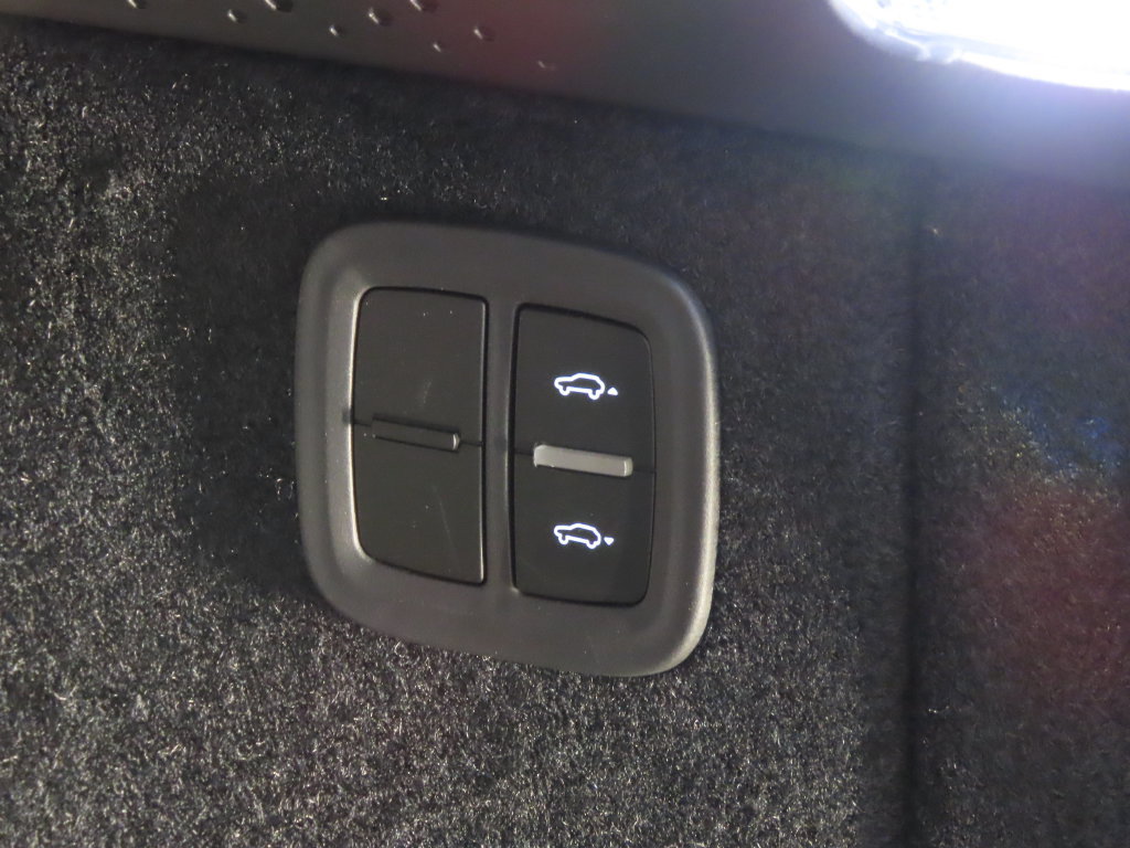 Certified 2025 Porsche Macan Electric w/ Premium Package RWD image 46