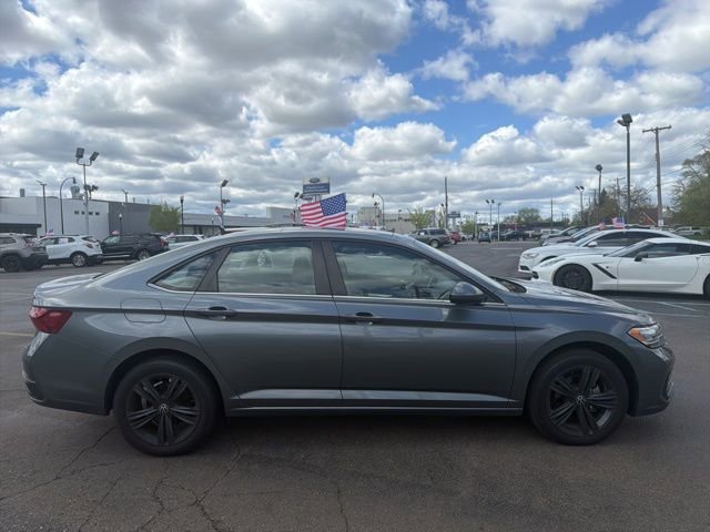 Used 2022 Volkswagen Jetta SE w/ Panoramic Sunroof Package FWD image 8