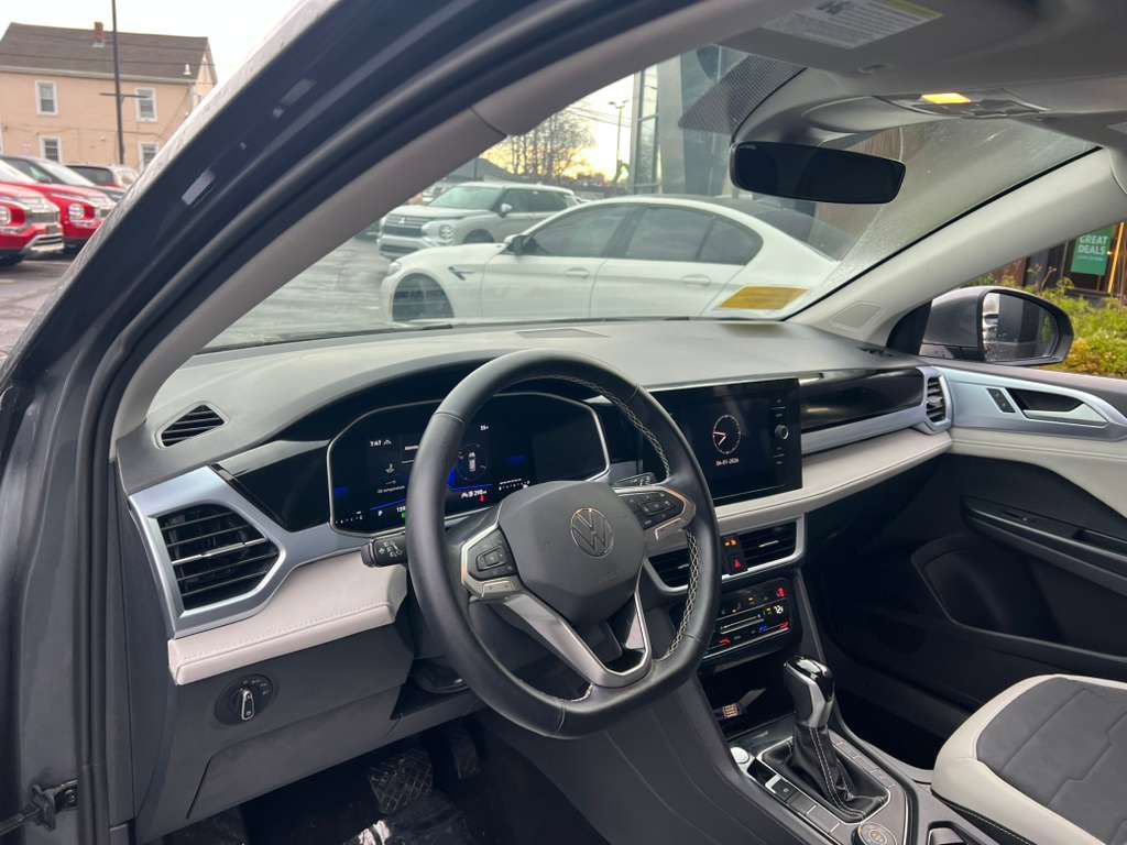 Used 2025 Volkswagen Taos SE AWD/4WD image 14