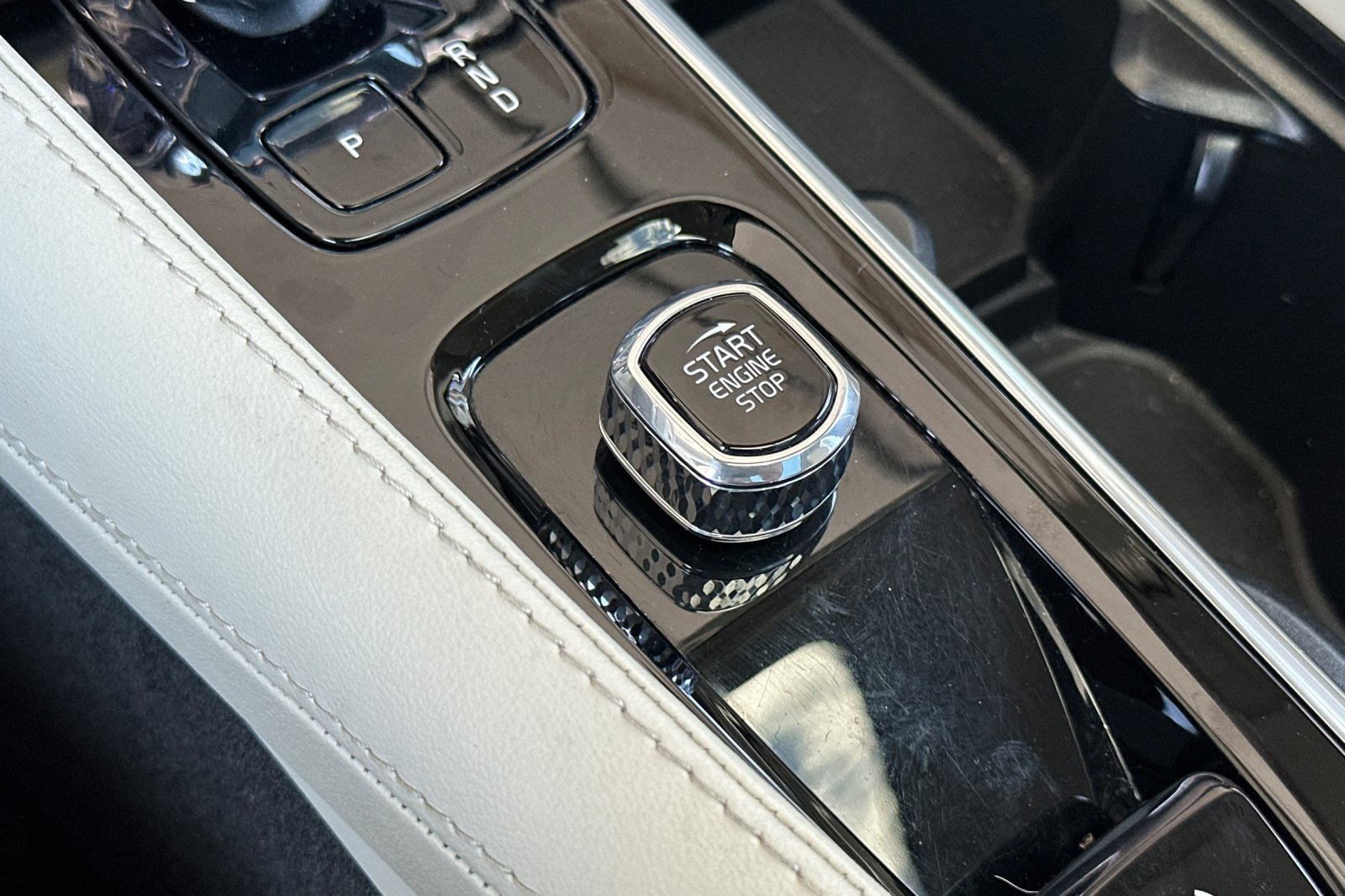 Certified 2024 Volvo XC90 B6 Ultimate w/ Protection Package Premier AWD/4WD image 28