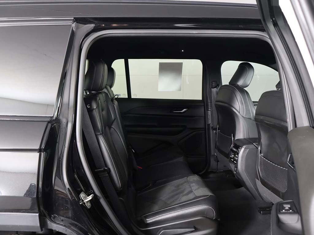 Used 2024 Jeep Grand Cherokee L Laredo image 33