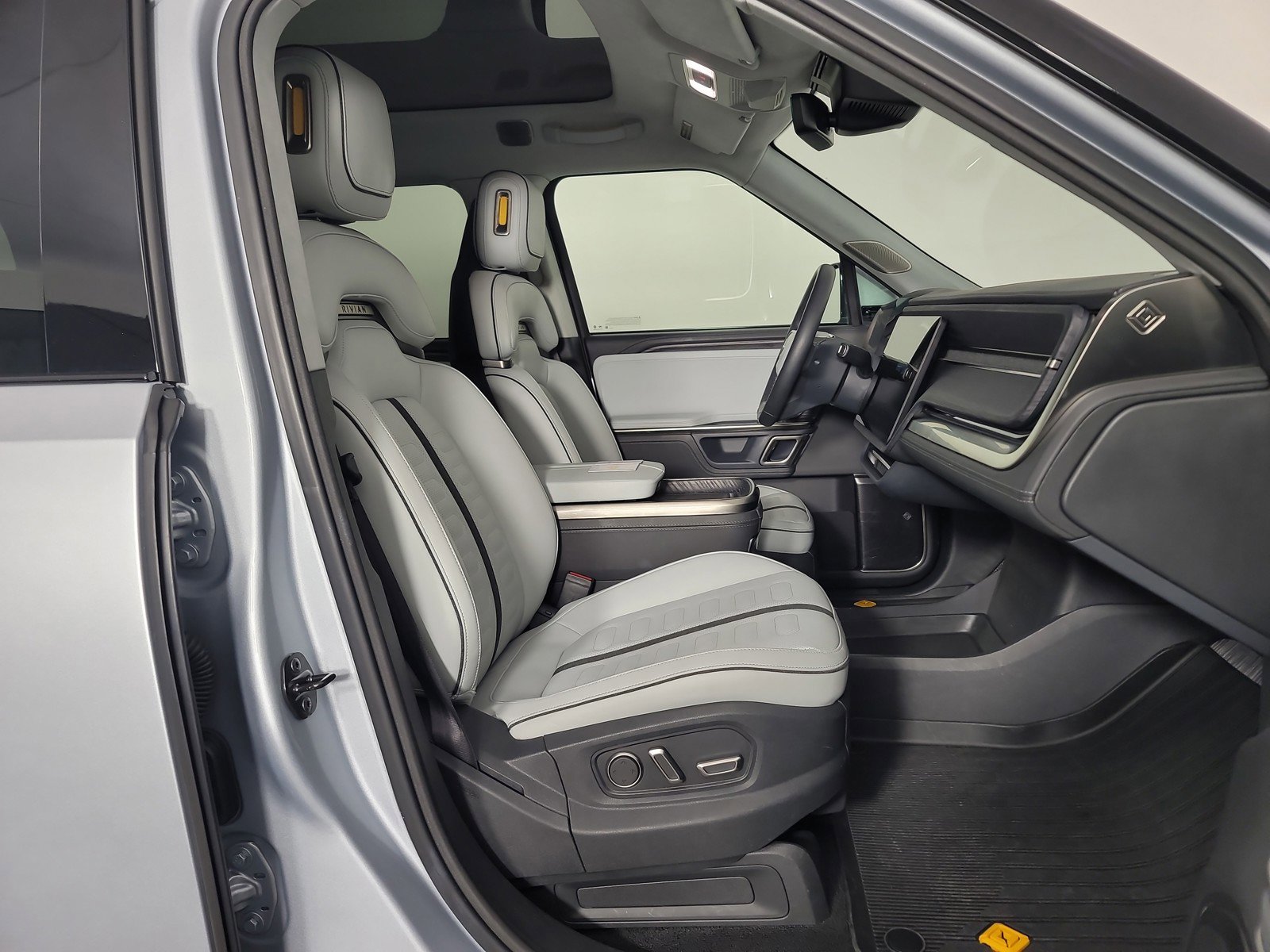 Used 2024 Rivian R1S Adventure image 24