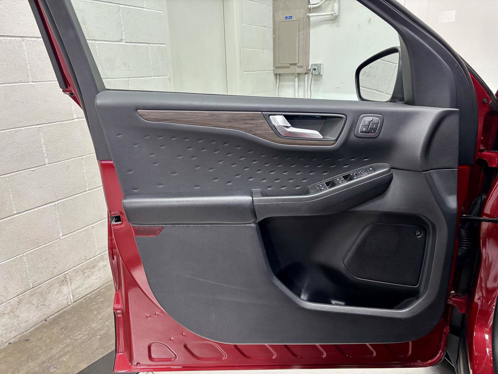 Used 2020 Ford Escape Titanium w/ Titanium Premium Package 2.0 AWD/4WD image 12