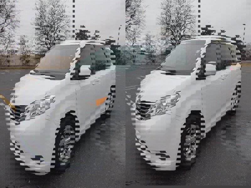 Used 2014 Toyota Sienna LE image 3