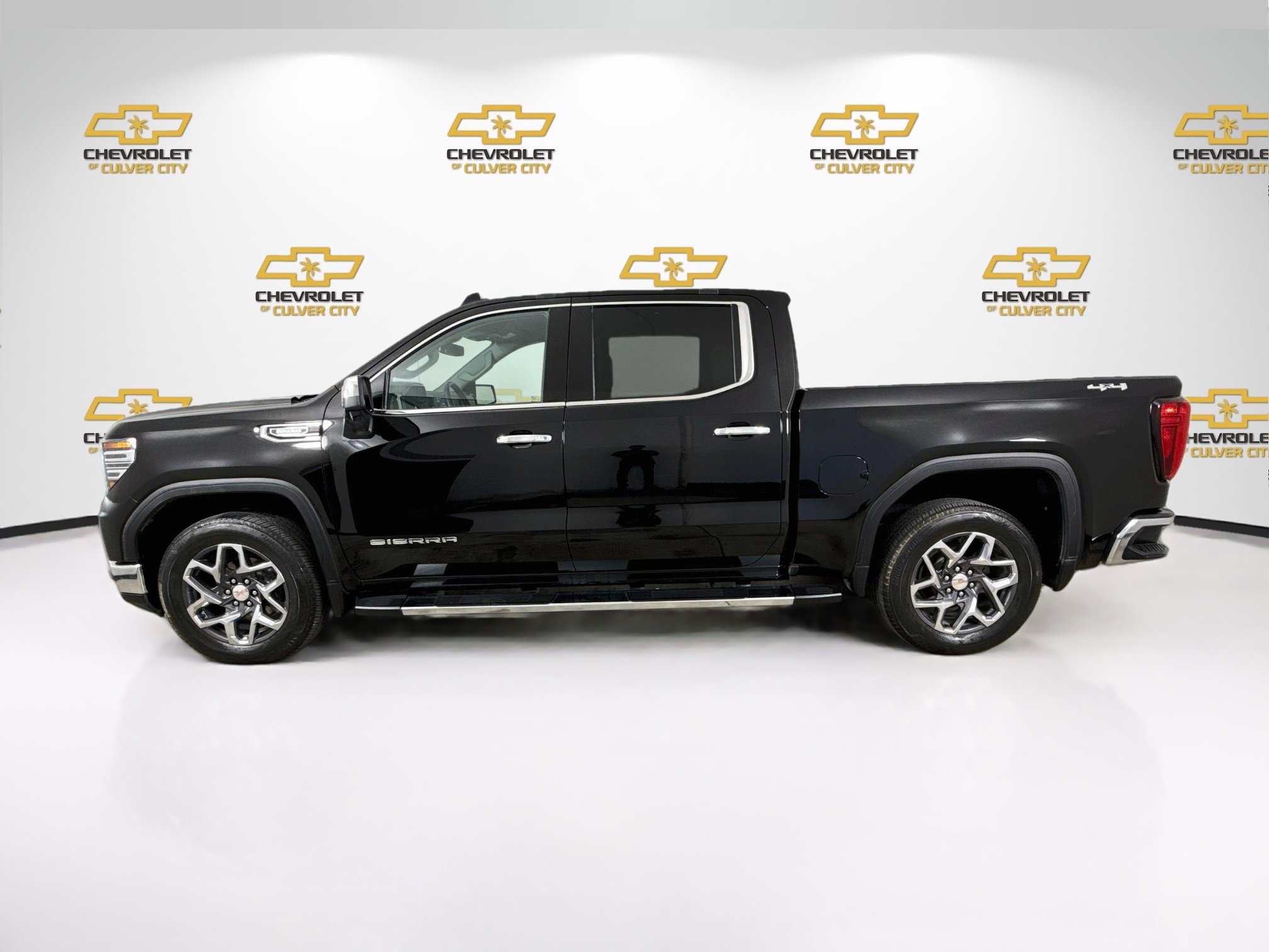 Used 2023 GMC Sierra 1500 SLT w/ SLT Premium Plus Package AWD/4WD image 5