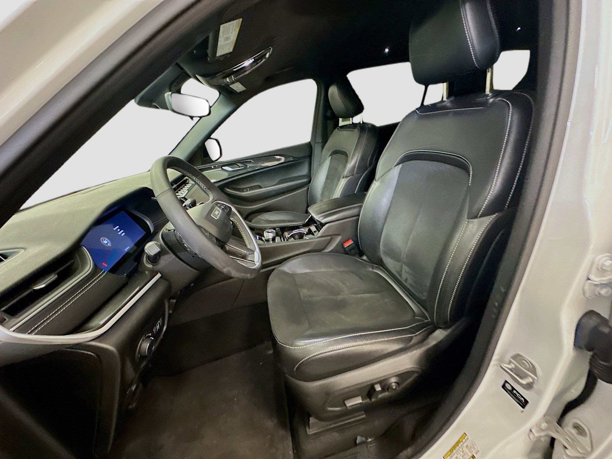 Used 2023 Jeep Grand Cherokee L Laredo image 13