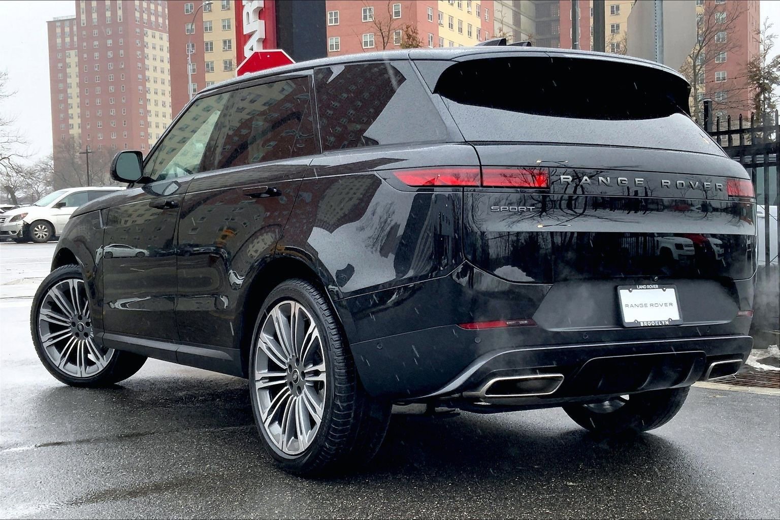 Used 2024 Land Rover Range Rover Sport SE image 11