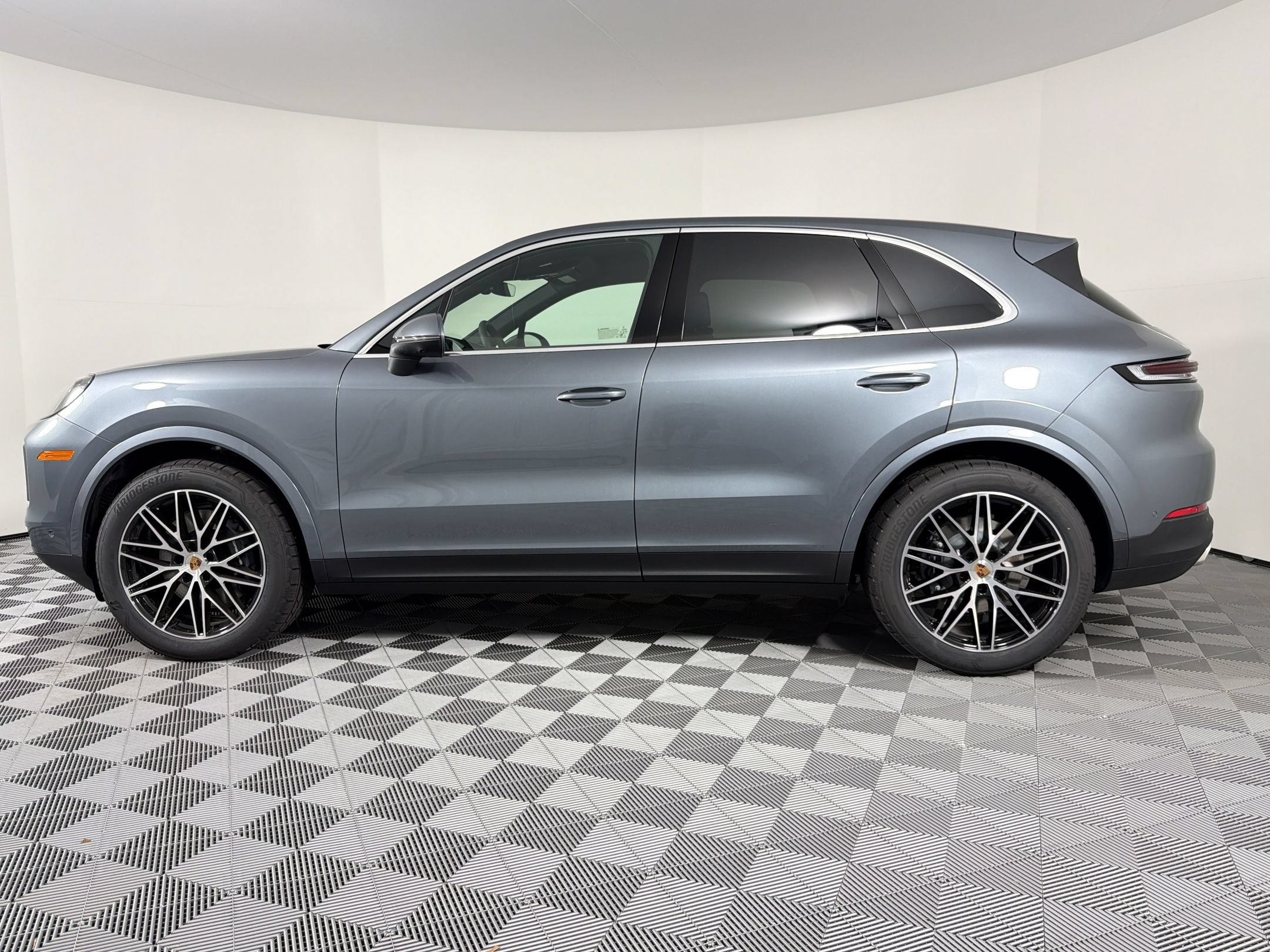 Certified 2026 Porsche Cayenne AWD/4WD image 2