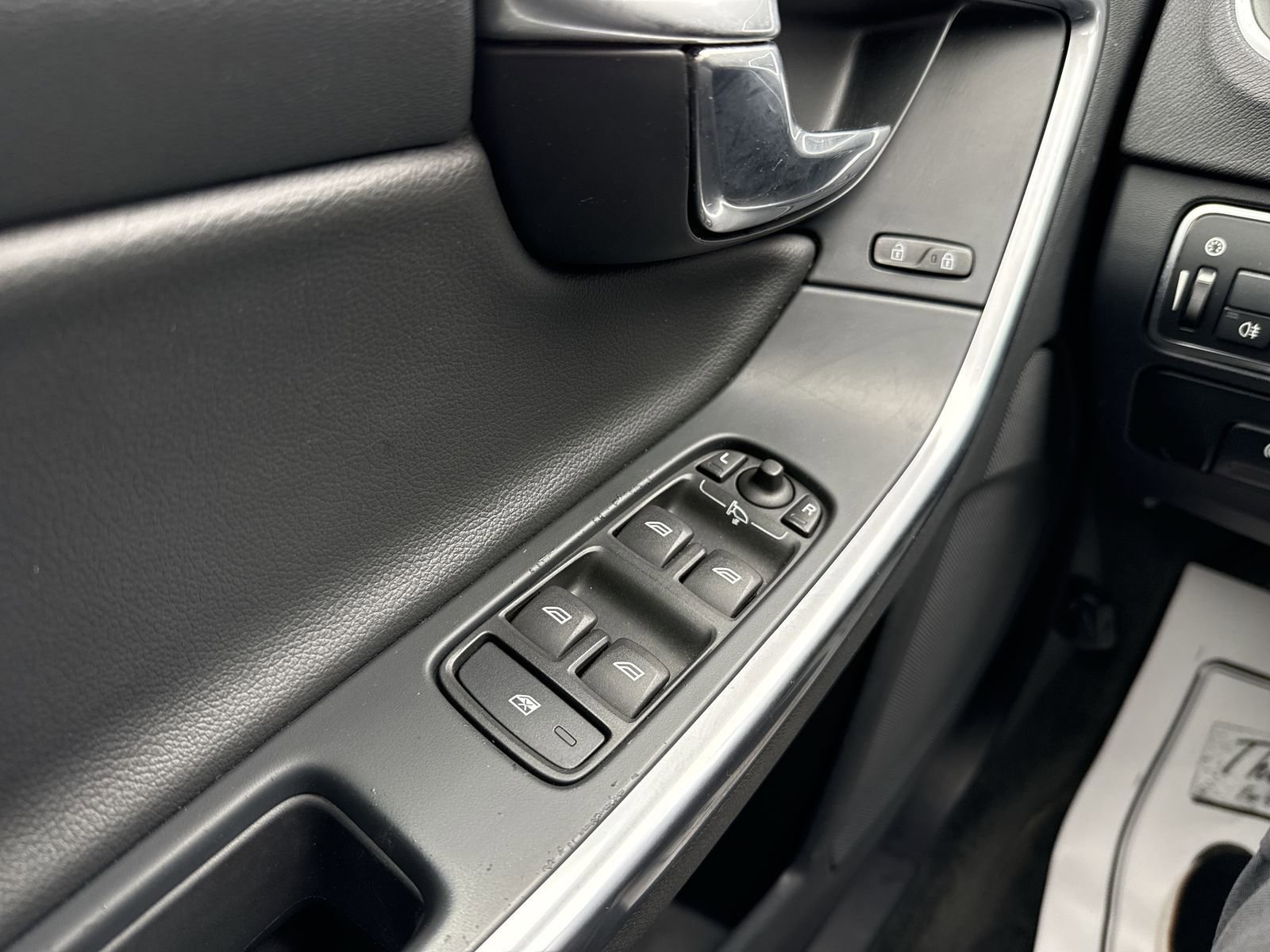 Used 2016 Volvo V60 T5 Platinum w/ 19" Sport Package image 23