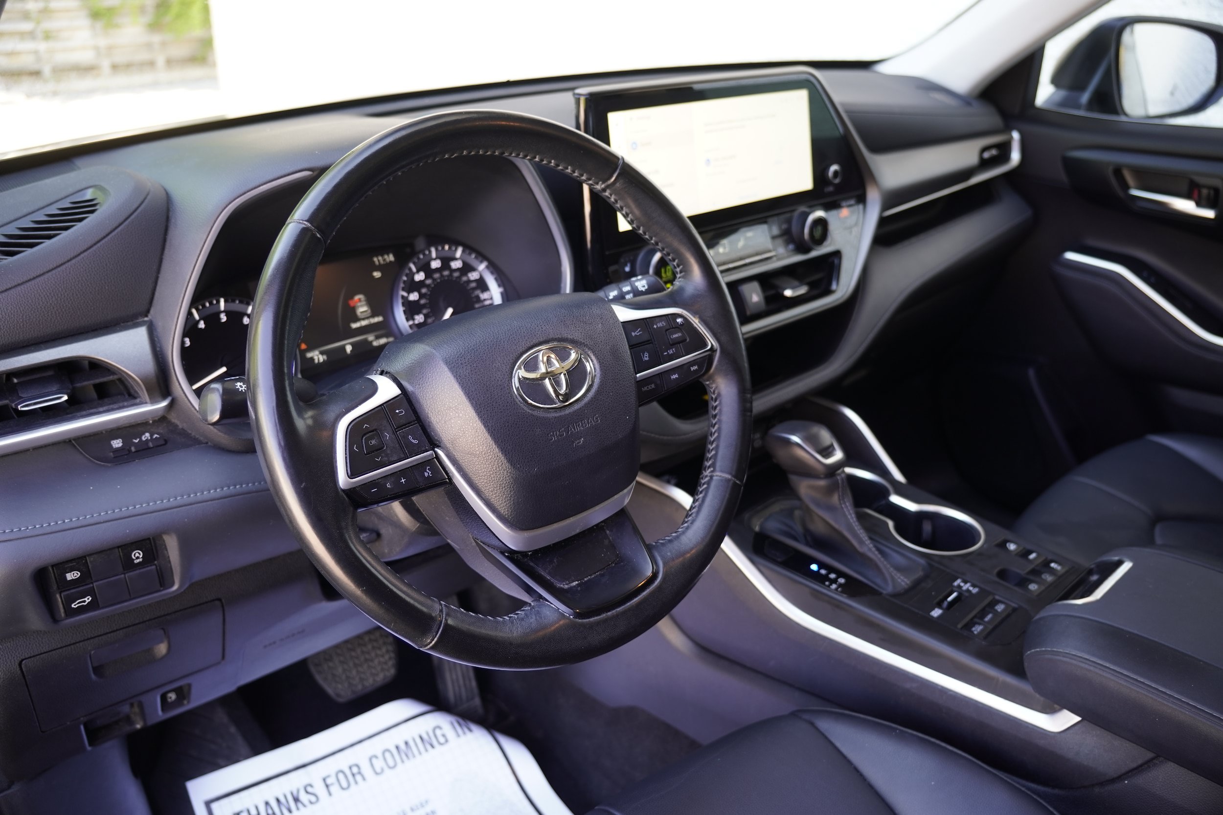Used 2023 Toyota Highlander XLE AWD/4WD image 3
