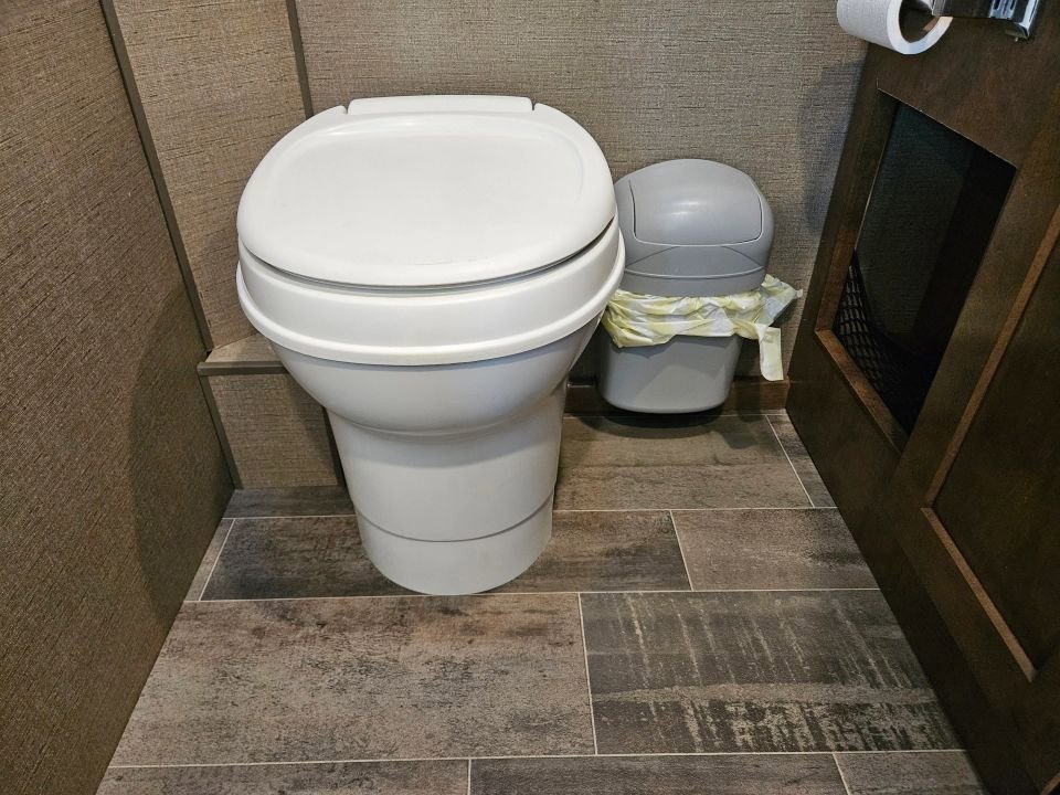 Used 2018 Ford E-450 and Econoline 450 Super Duty w/ Motorhome Prep Package RWD image 30