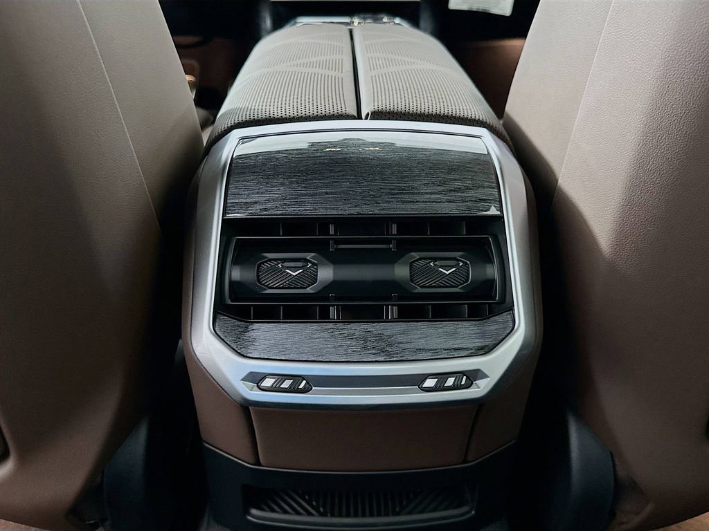 New 2026 BMW 750e xDrive w/ Executive Package image 25