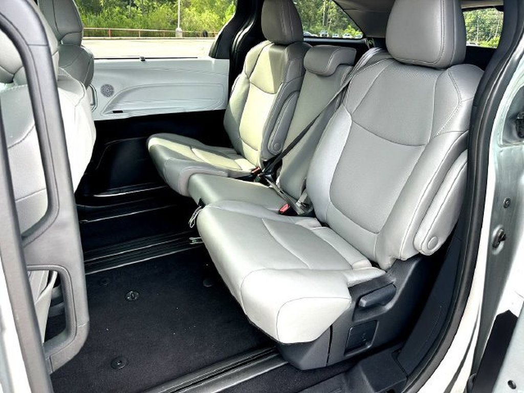 Certified 2025 Toyota Sienna XLE FWD image 18