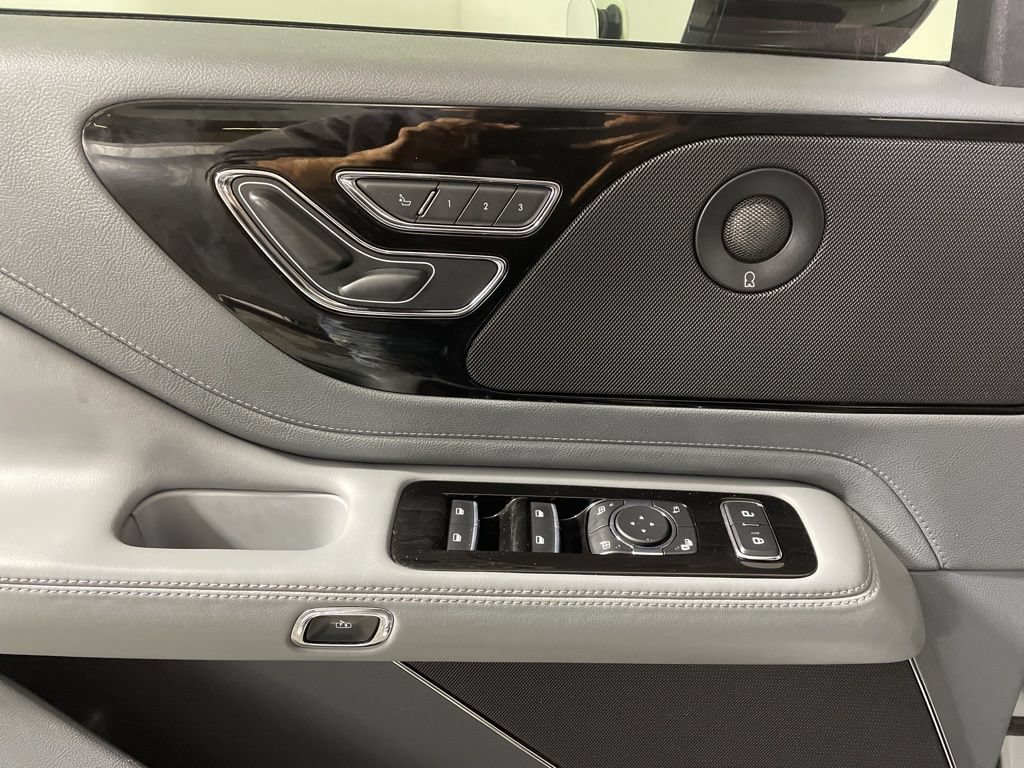 Used 2020 Lincoln Aviator Reserve AWD/4WD image 9