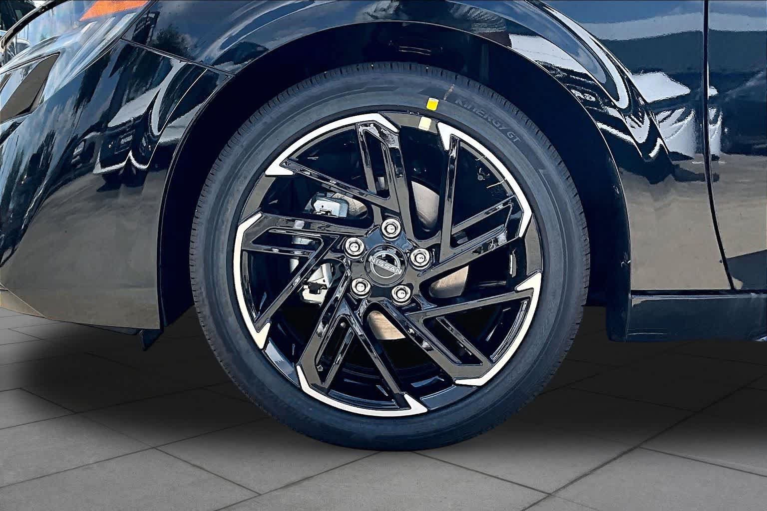 New 2027 Nissan Sentra SR w/ Floor Mat Package FWD image 9