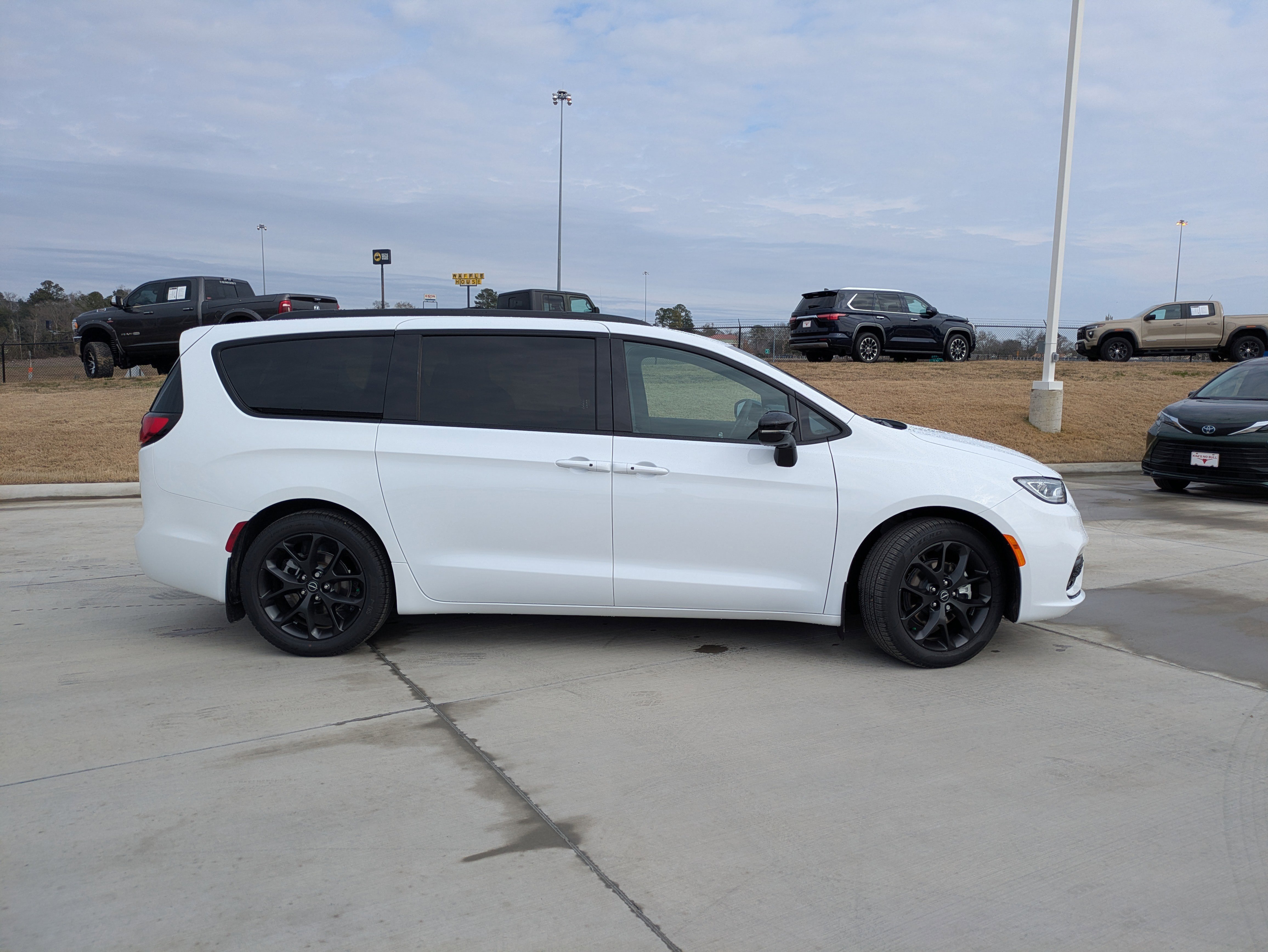 New 2026 Chrysler Pacifica Select w/ S Appearance Package FWD image 8