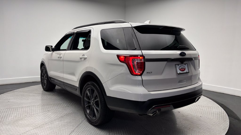 Used 2017 Ford Explorer XLT w/ Equipment Group 202A AWD/4WD image 39