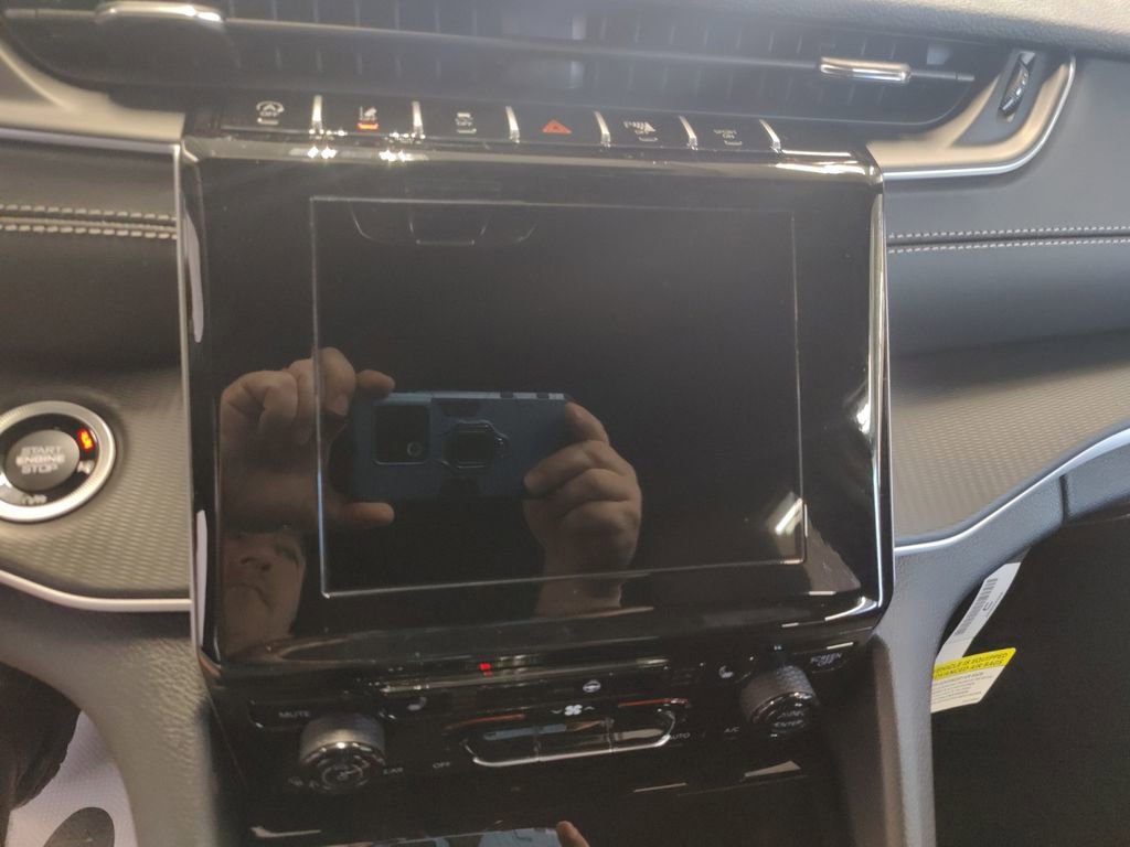 New 2025 Jeep Grand Cherokee Altitude image 21