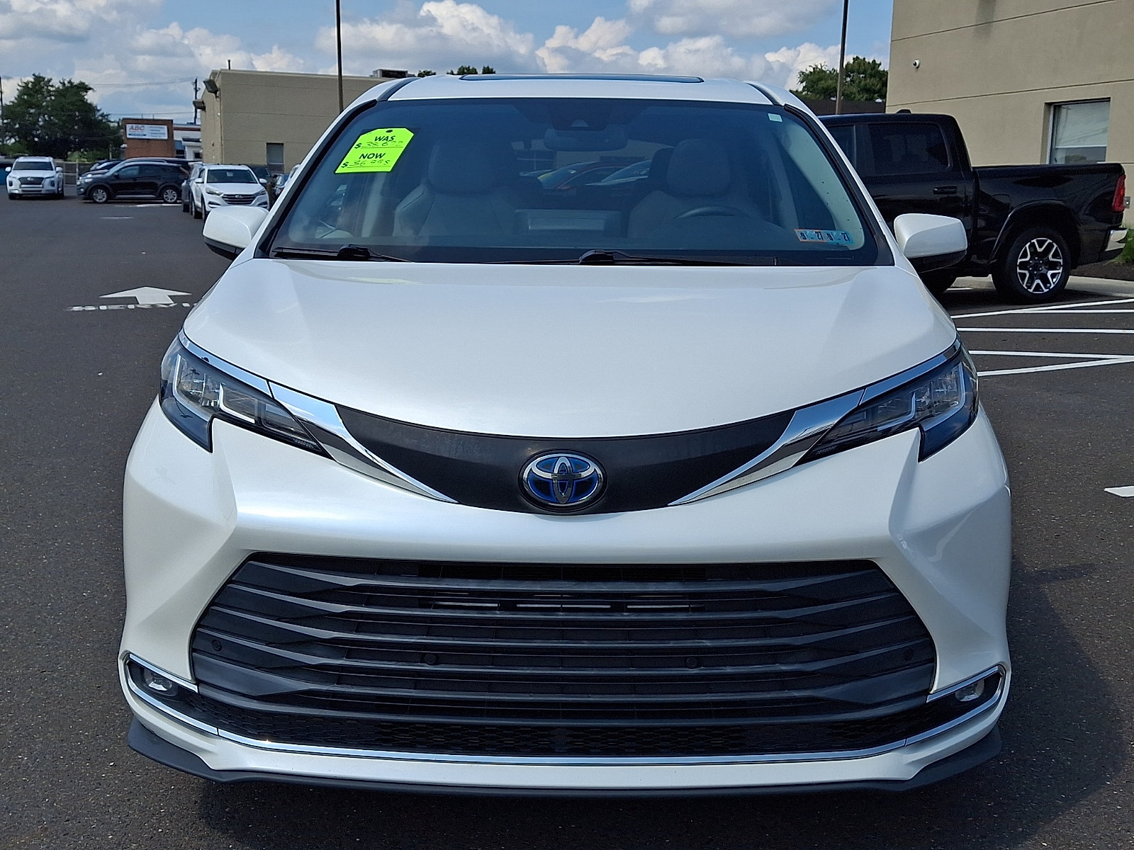 Used 2021 Toyota Sienna XLE AWD/4WD image 2
