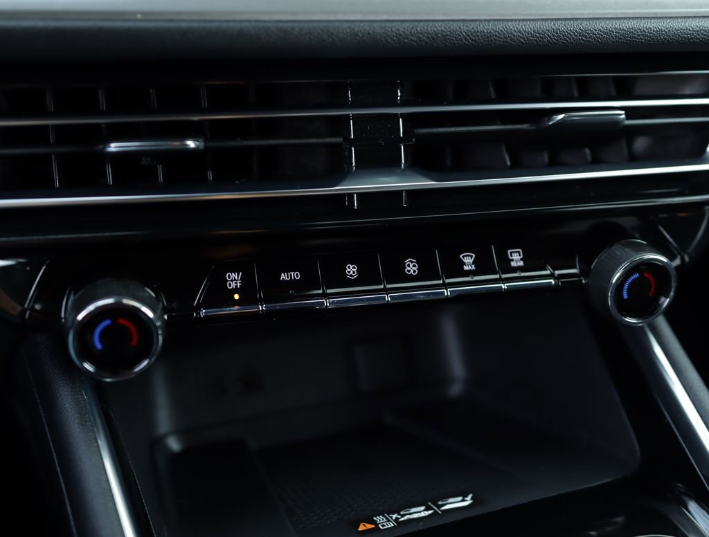 Used 2024 Chevrolet Traverse LT w/ Midnight/Sport Edition image 18