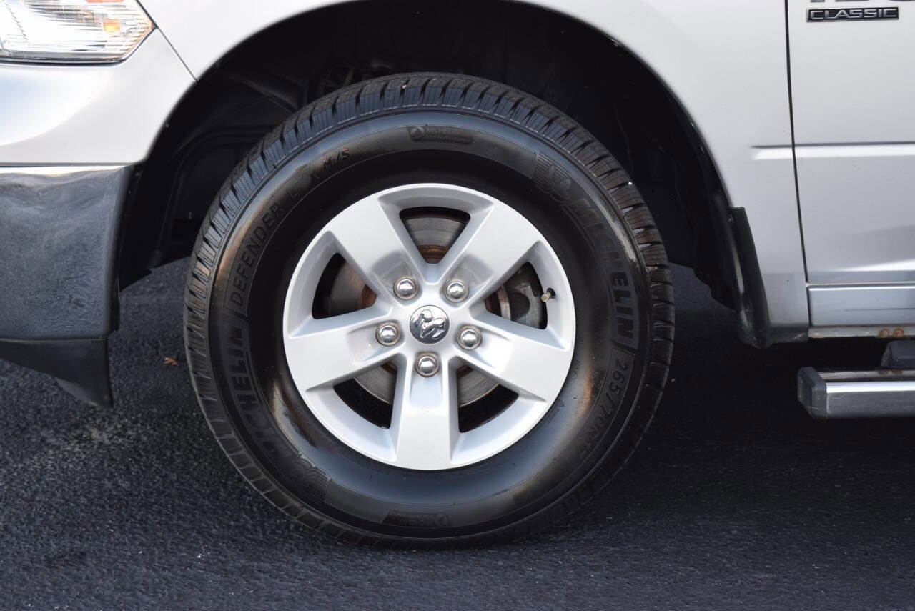 Used 2019 RAM 1500 Classic SLT w/ Luxury Group image 8