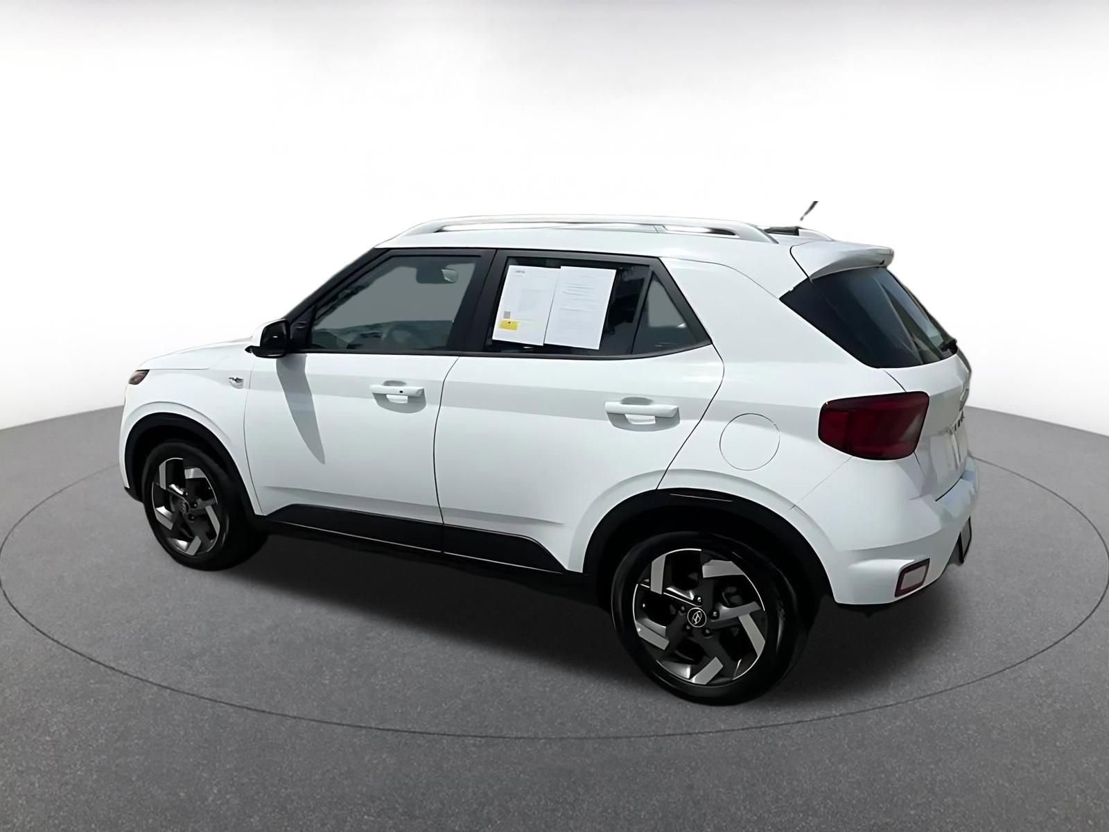 Used 2025 Hyundai Venue SEL image 10