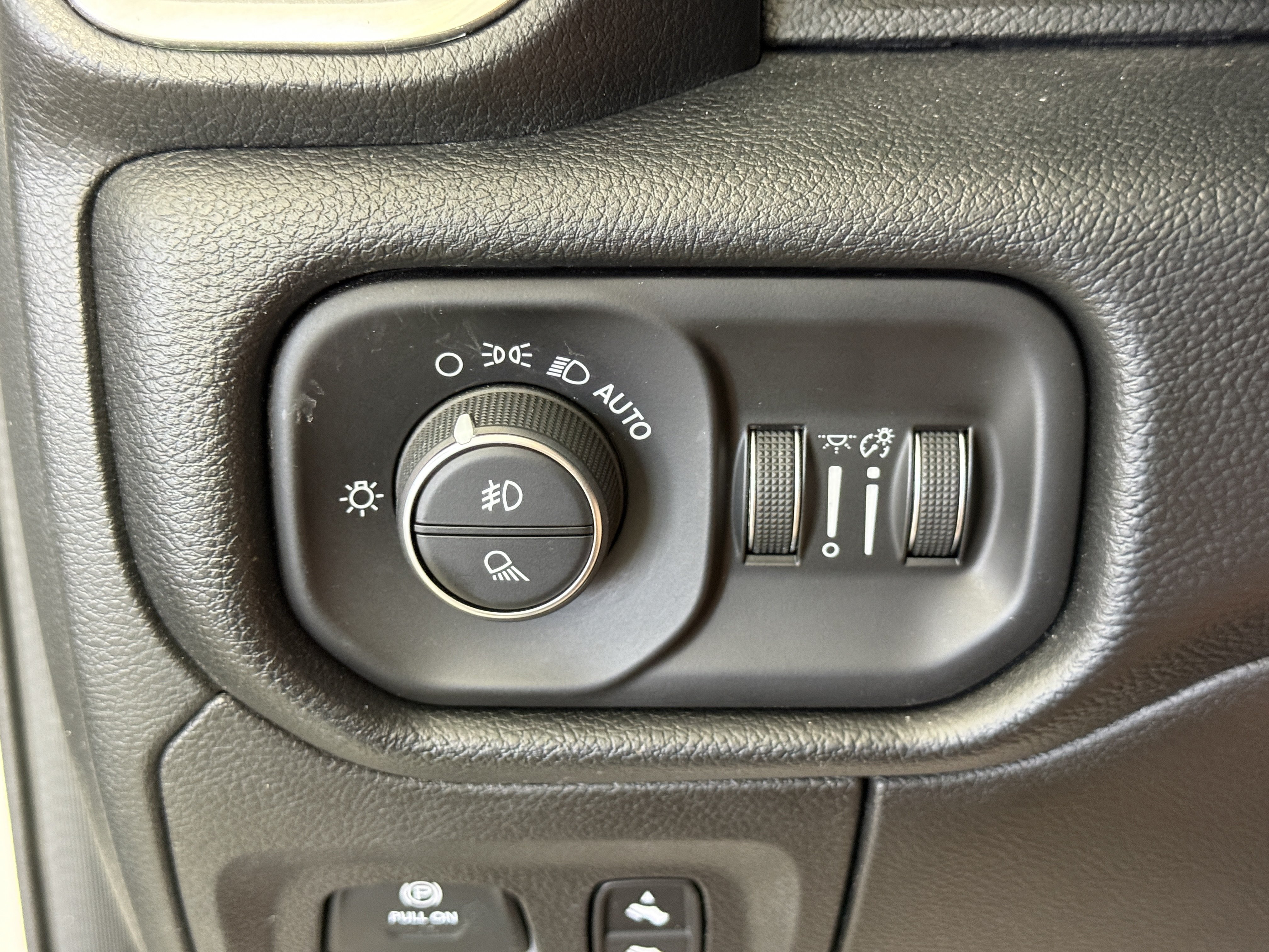 Used 2020 RAM 1500 Laramie RWD image 24