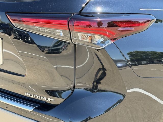Used 2024 Toyota Highlander Platinum FWD image 7