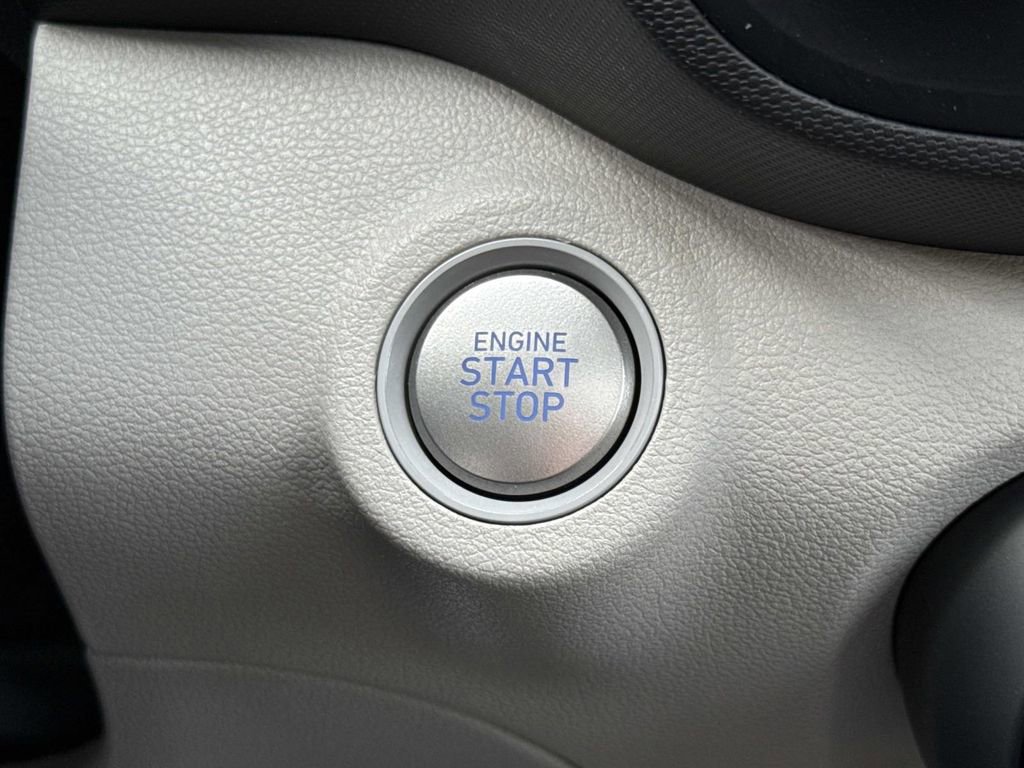 Used 2025 Hyundai Venue SEL FWD image 15
