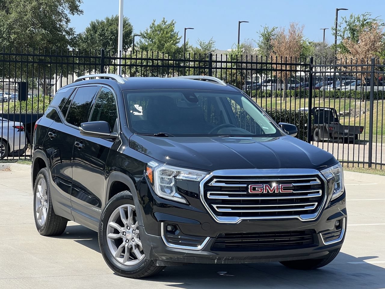 Used 2024 GMC Terrain SLT AWD/4WD image 1