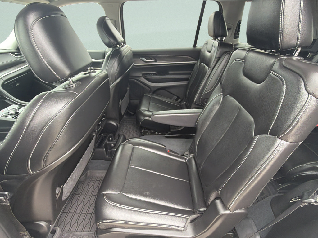 Used 2023 Jeep Grand Cherokee L Limited AWD/4WD image 16