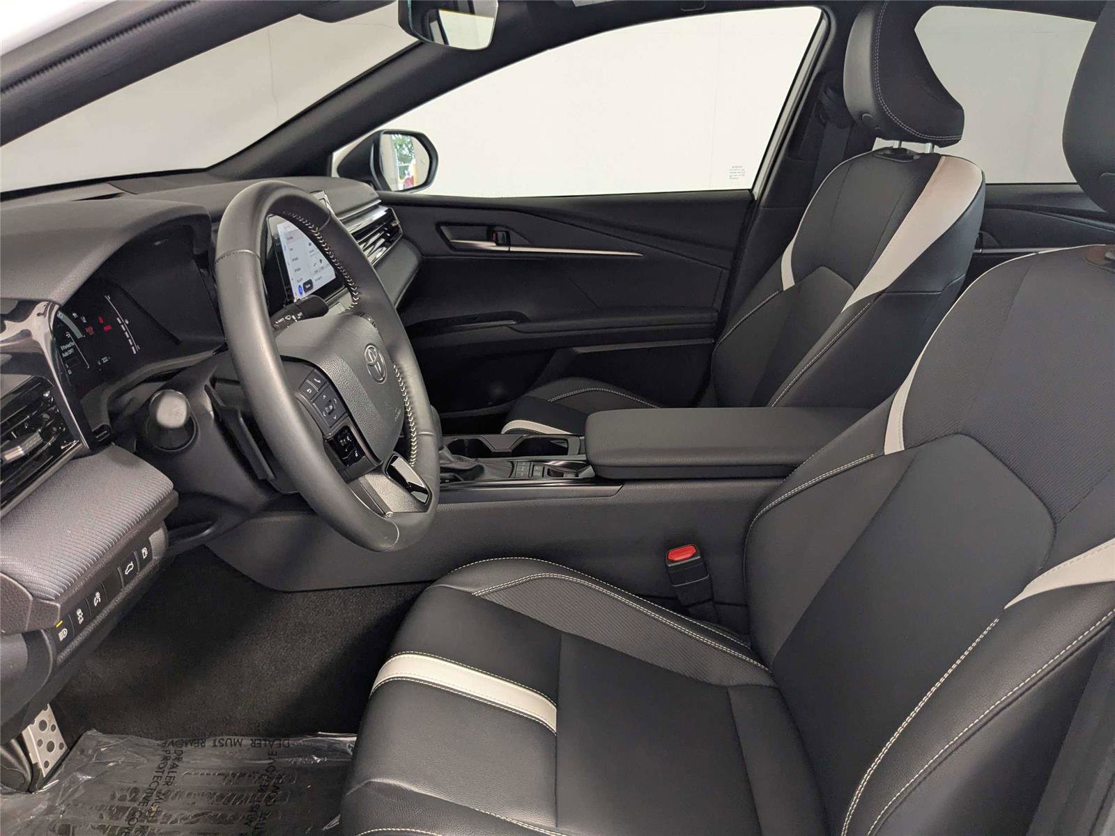 Used 2025 Toyota Camry SE FWD image 9