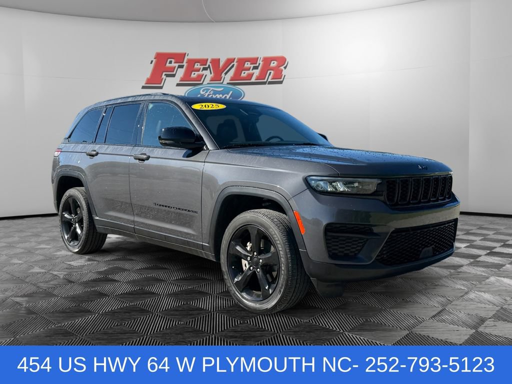 Used 2025 Jeep Grand Cherokee Altitude AWD/4WD image 7