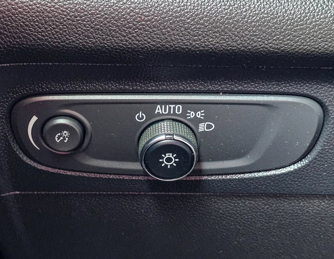 Used 2022 Buick Envision Essence w/ Safety Package AWD/4WD image 29