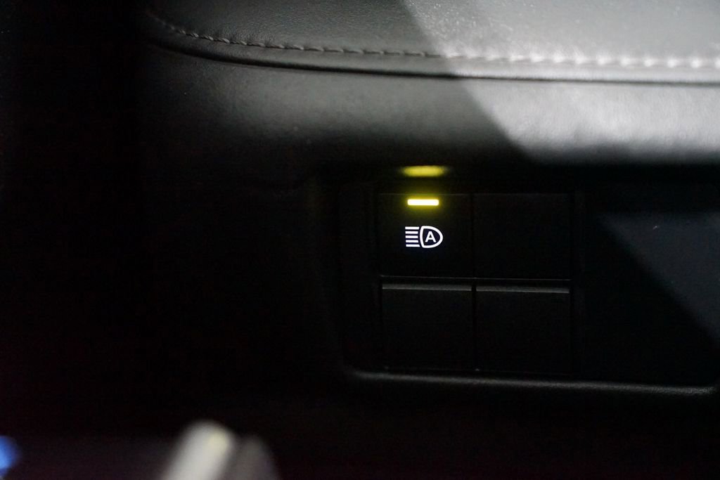 Used 2021 Toyota Highlander L image 23