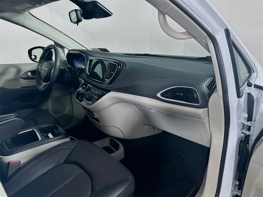 Used 2024 Chrysler Pacifica Touring-L image 30