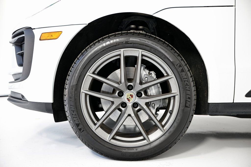 Certified 2025 Porsche Macan image 11