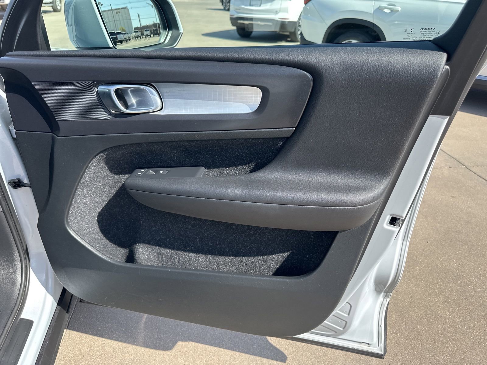 Used 2020 Volvo XC40 T5 Momentum image 21