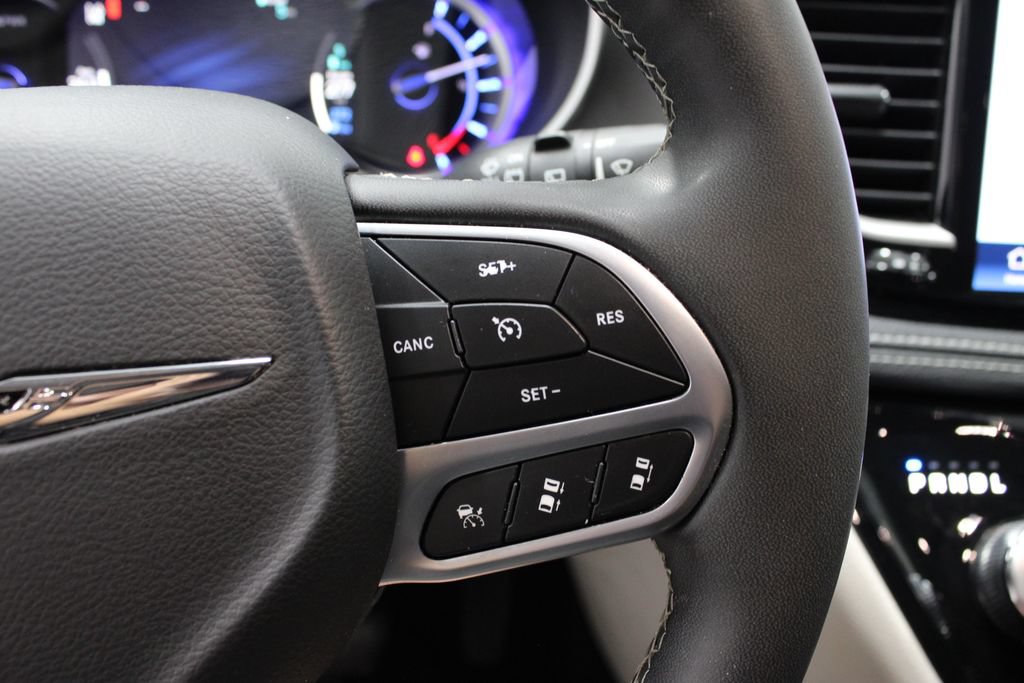Used 2023 Chrysler Pacifica Touring-L FWD image 27