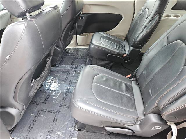 Used 2017 Chrysler Pacifica Touring-L FWD image 22