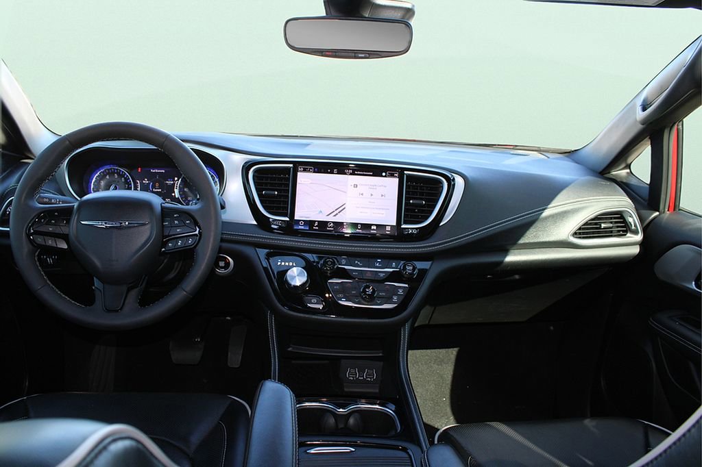 Used 2025 Chrysler Pacifica Limited image 20