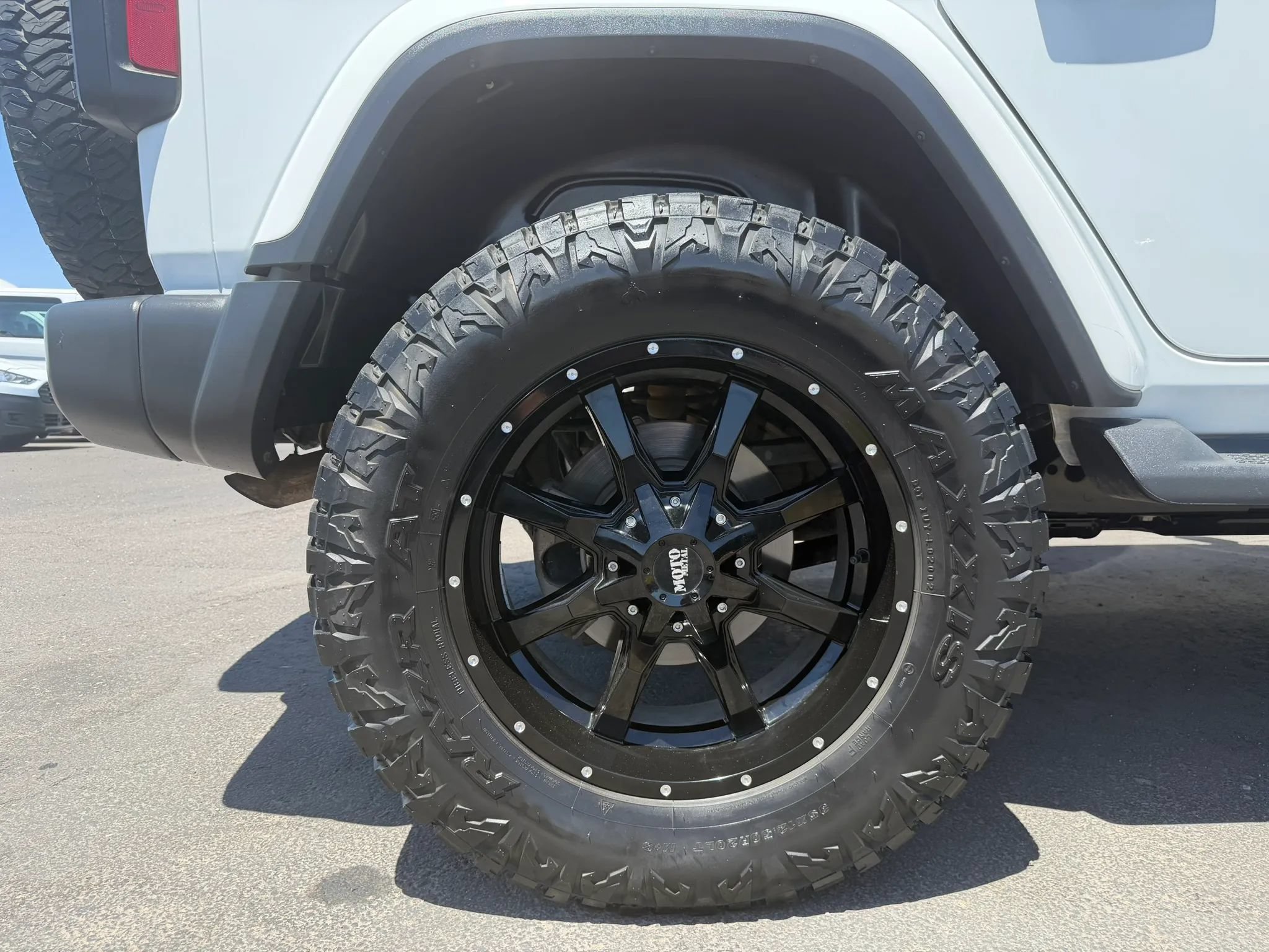 Used 2018 Jeep Wrangler Unlimited Sahara w/ Uconnect 4C Nav & Sound Group AWD/4WD image 12