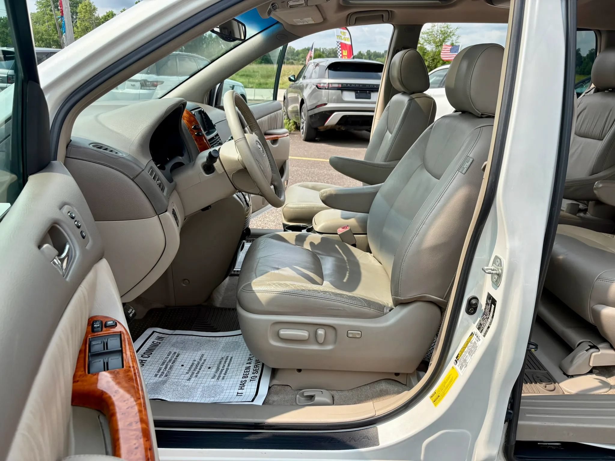 Used 2006 Toyota Sienna XLE w/ XLE Pkg 8 FWD image 17