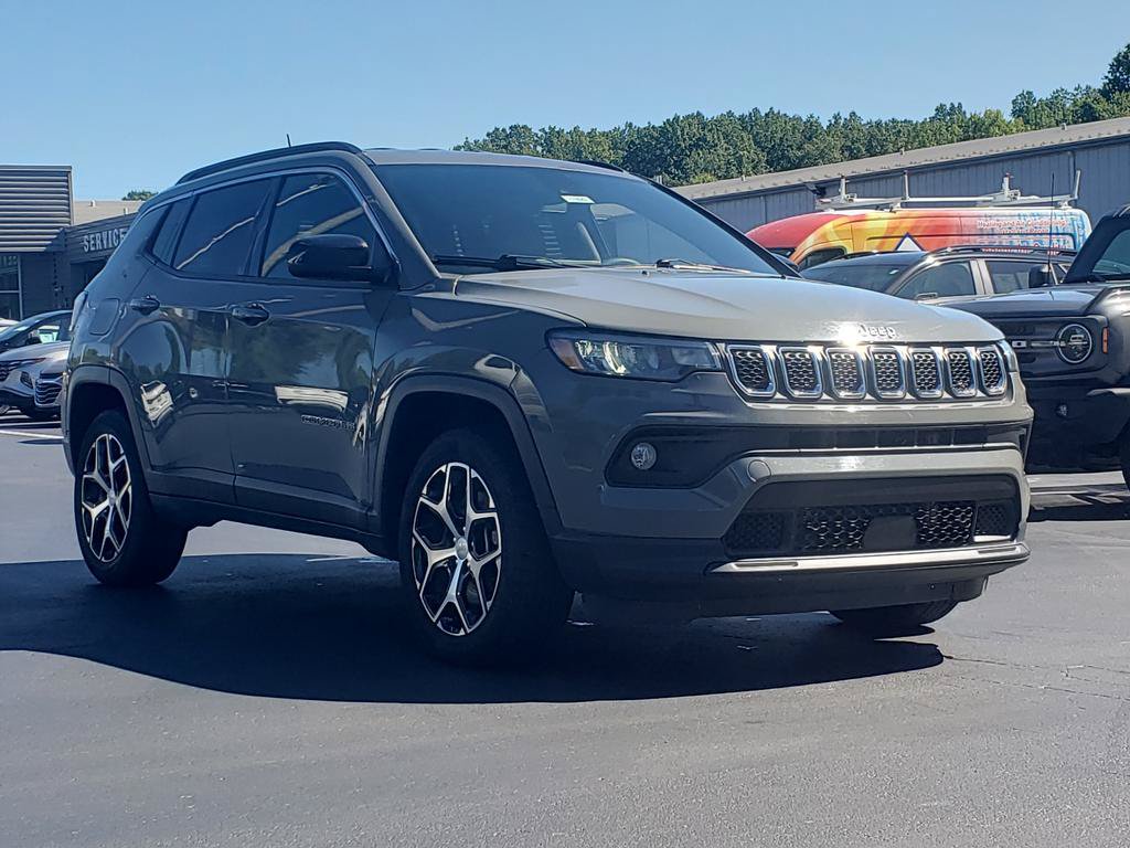 Used 2024 Jeep Compass Latitude AWD/4WD image 3