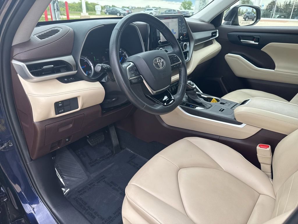 Used 2020 Toyota Highlander XLE AWD/4WD image 3