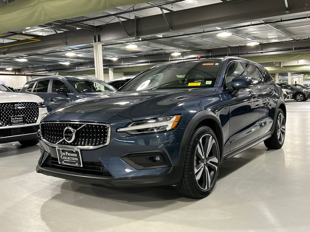 Certified 2025 Volvo V60 B5 Cross Country Plus AWD/4WD image 6