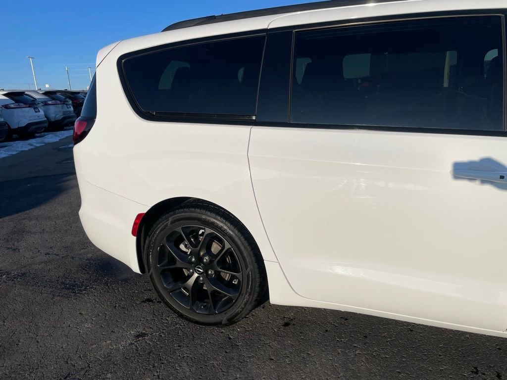 Used 2025 Chrysler Pacifica Limited image 29