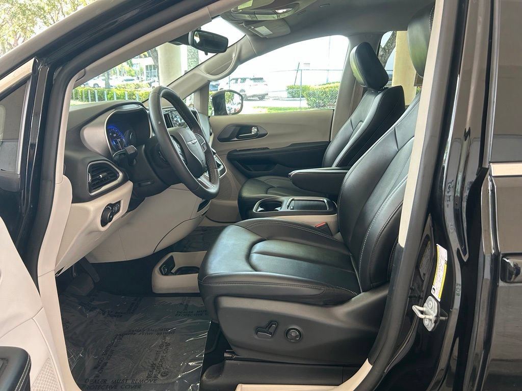 Used 2024 Chrysler Pacifica Touring-L FWD image 6